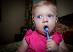 Faut-il brosser les dents de bébé et à partir de quel âge ?