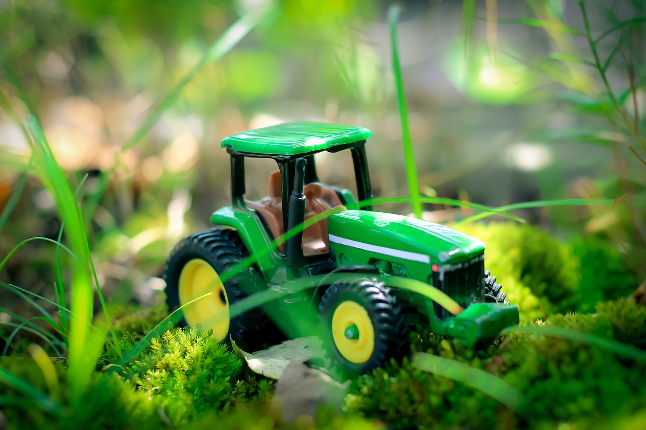 tracteur miniature jouet enfant dans l'herbe