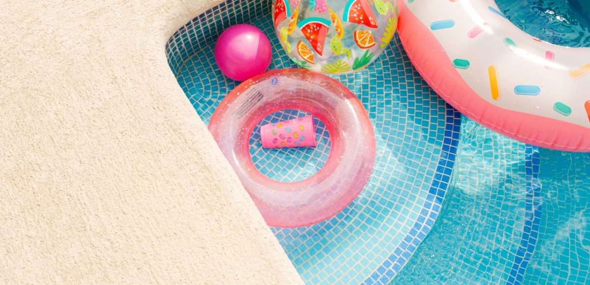 Jeux de piscine et de plage pour enfants : les meilleures idées pour s'amuser dans l'eau en famille