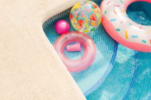 Jeux de piscine et de plage pour enfants : les meilleures idées pour s&rsquo;amuser dans l&rsquo;eau en famille